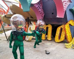 Tim-Burton-Neon-Museum-2019_10
