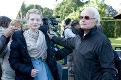 "ALICE IN WONDERLAND"(L-R) Mia Wasikowska, Richard ZanuckPh: Leah Gallo©Disney Enterprises, Inc.  All Rights Reserved.